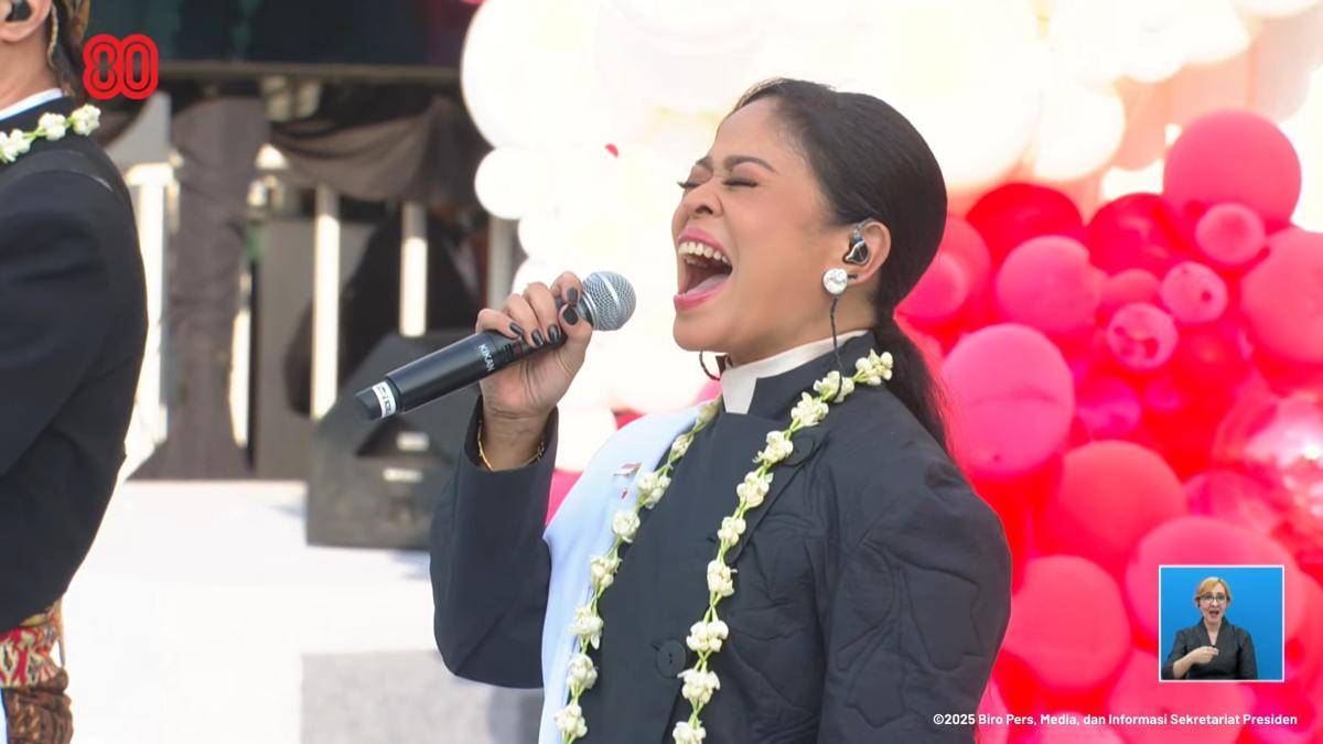 Artis Indonesia di upacara penurunan bendera negara sang merah putih pada 17 Agustus 2025 di Istana Merdeka