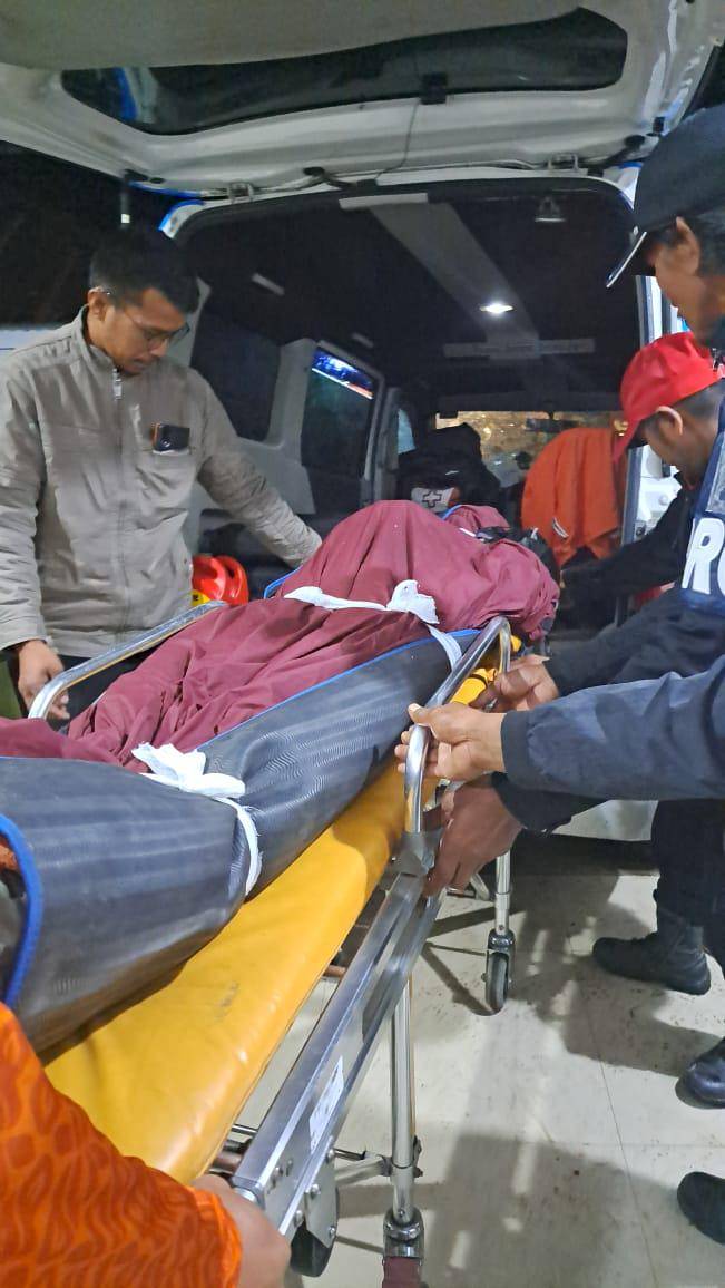 Tim SAR mengevakuasi jenazah korban meninggal dunia di Gunung Bawakaraeng Gowa, Minggu (17/8/2025)