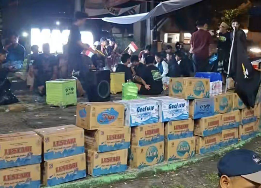 Tumpukan kardus logistik hasil donasi untuk aksi unjuk rasa warga Bone menolak kenaikan PBB.
