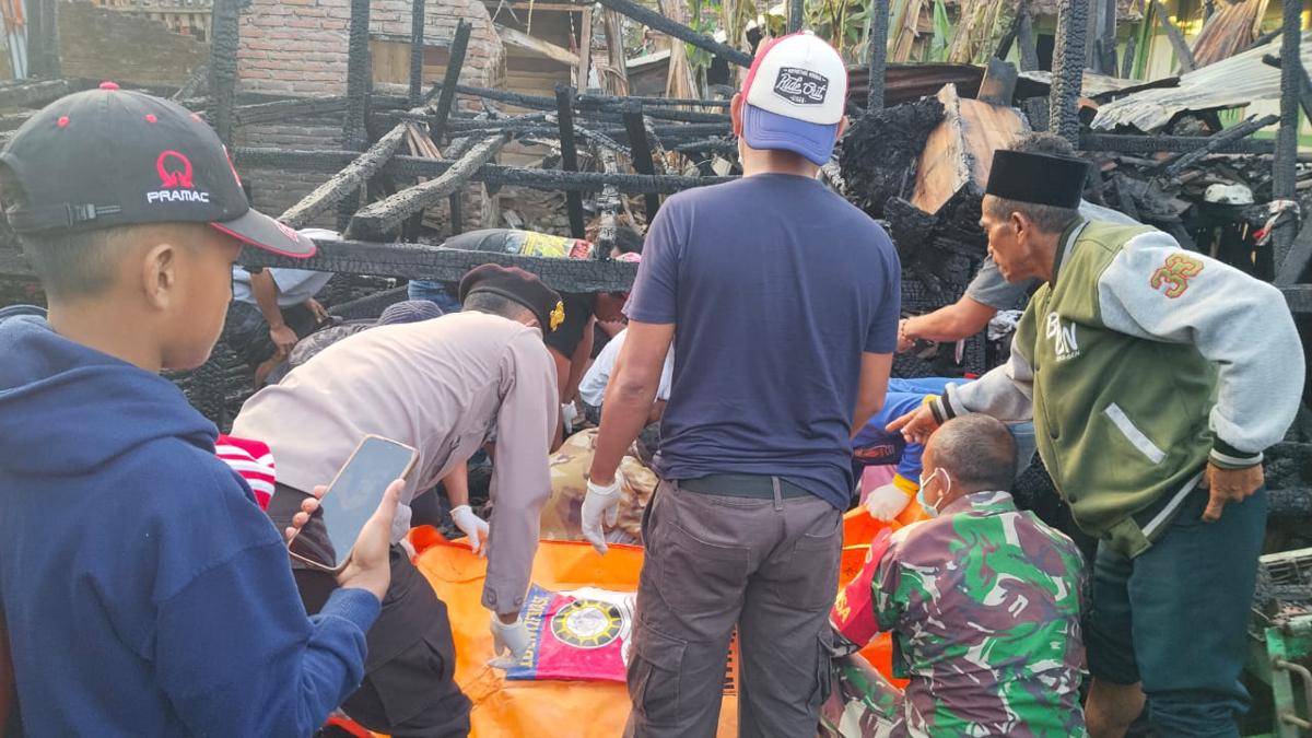 Foto jasad korban saat dievakuasi petugas dan warga 