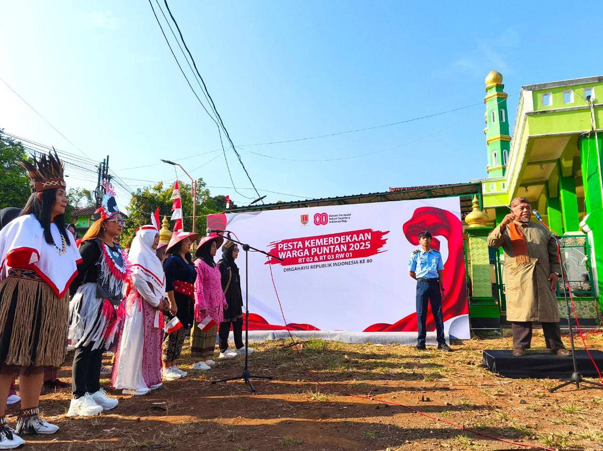 Warga Kampung Puntan Gunungpati yang jadi peserta upacara HUT RI dengan penampilan kostum yang heboh.