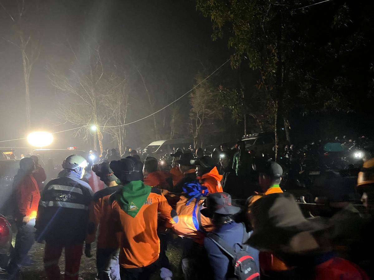 Tim SAR mengevakuasi jenazah korban meninggal dunia di Gunung Bawakaraeng Gowa, Minggu (17/8/2025)