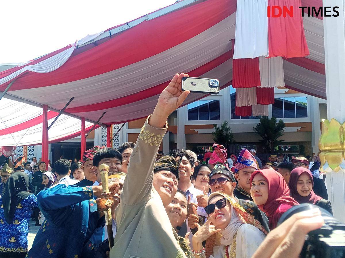 Gubernur NTB Lalu Muhamad Iqbal foto selfie dengan peserta upacara HUT ke-80