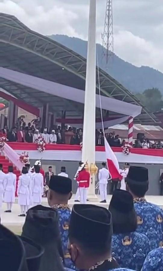 Bendera Merah Putih sempat terbalik saat upacara HUT 80 Republik Indonesia di Mamasa, Sulawesi Barat (Sulbar)