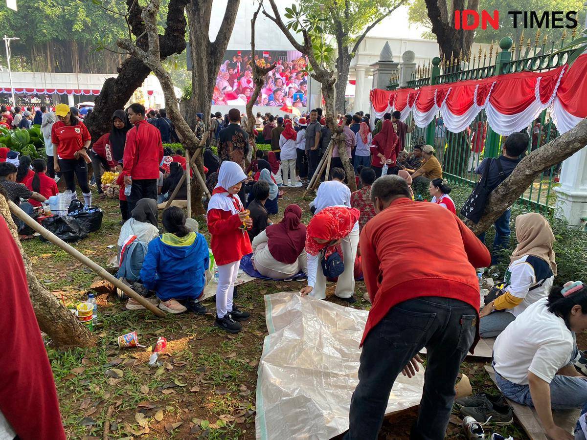 Warga nonton bareng di seberang Istana Kepresidenan