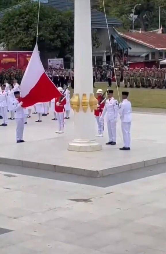 Bendera Merah Putih sempat terbalik saat upacara HUT 80 Republik Indonesia di Mamasa, Sulawesi Barat (Sulbar)