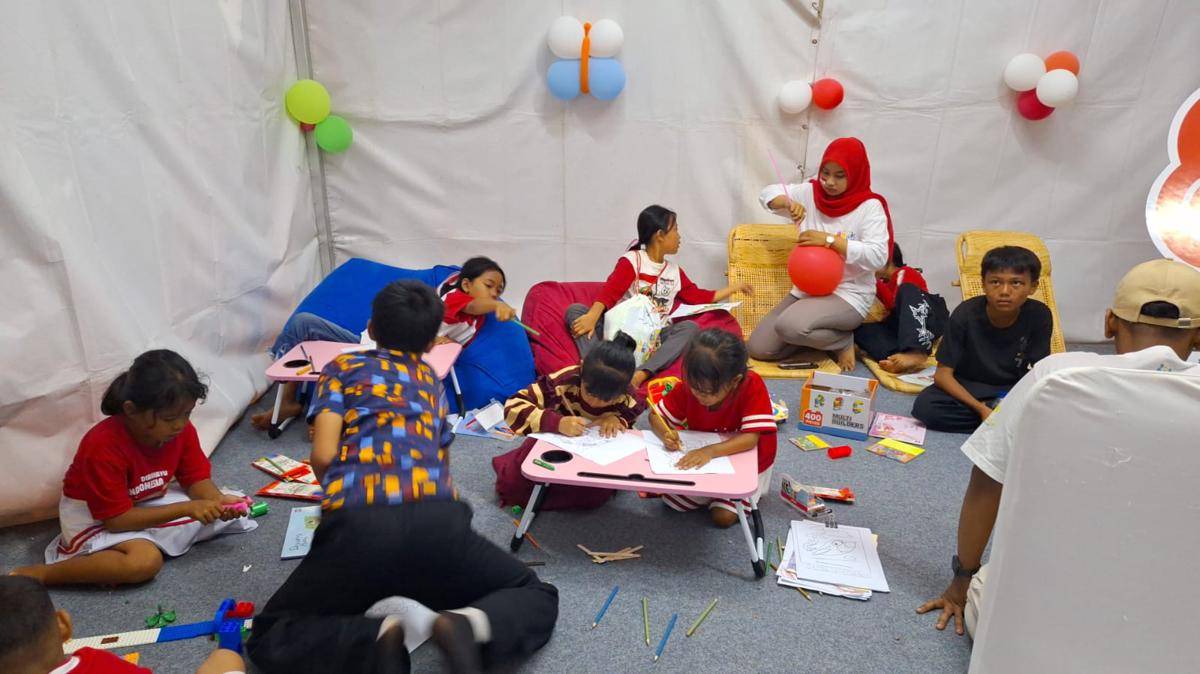 Anak-anak bermain
