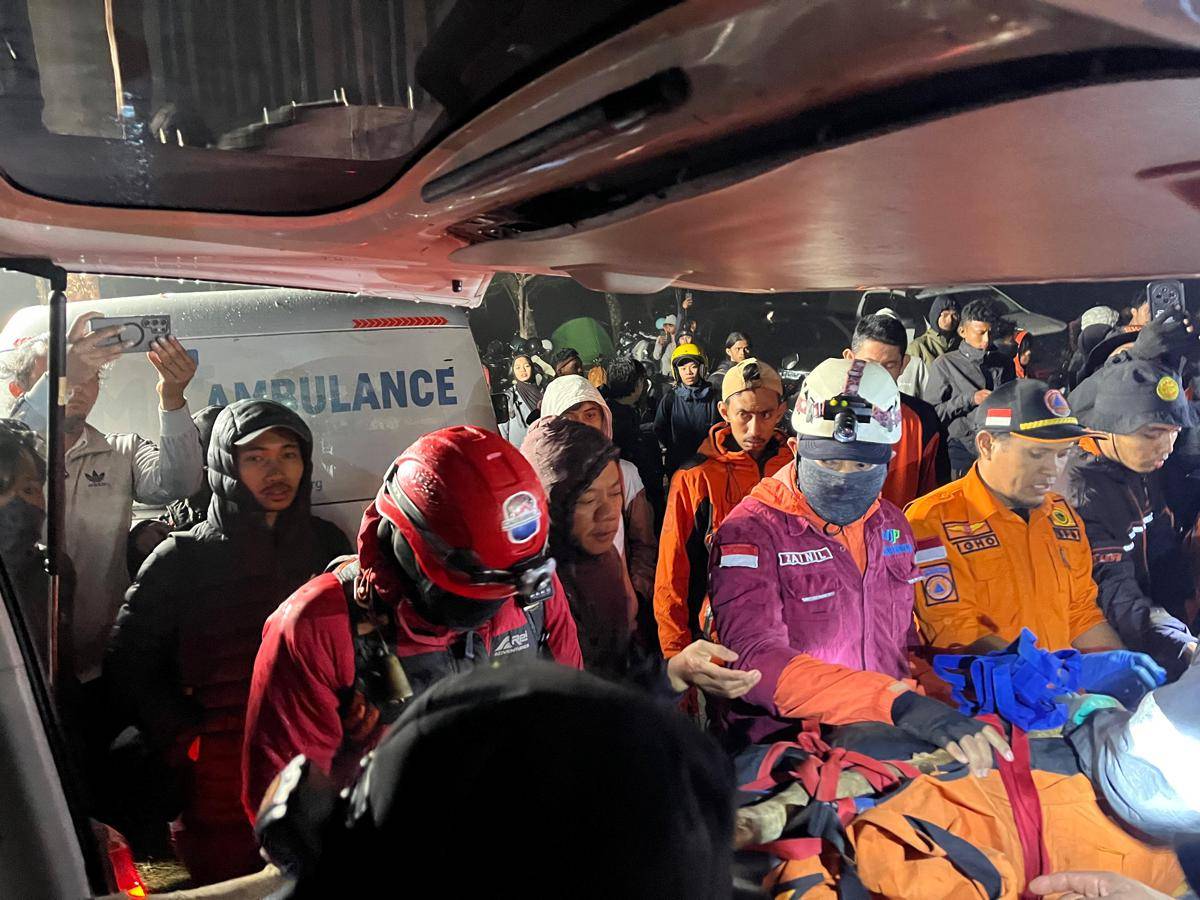Tim SAR mengevakuasi jenazah korban meninggal dunia di Gunung Bawakaraeng Gowa, Minggu (17/8/2025)