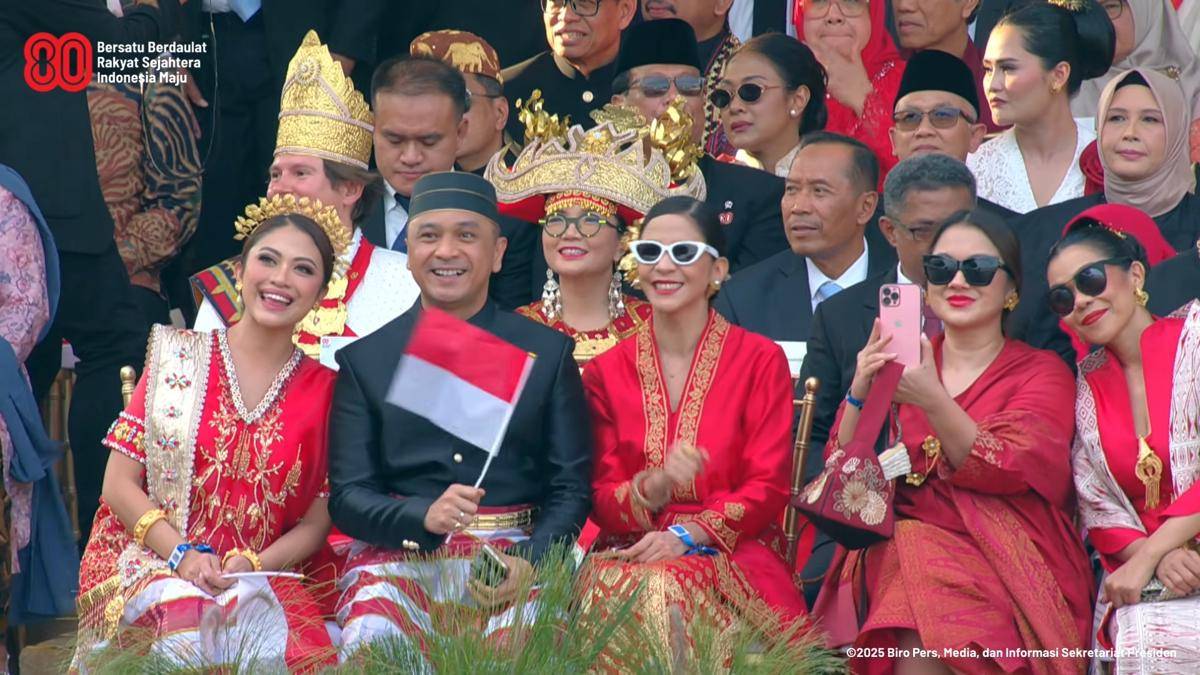 Artis Indonesia di upacara penurunan bendera negara sang merah putih pada 17 Agustus 2025 di Istana Merdeka