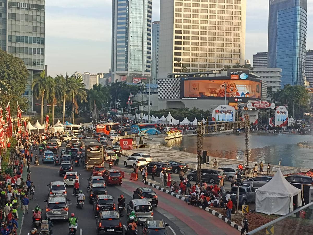 Masyarakat memadati Bundaran HI di HUT ke 80 RI, Minggu (17/8/2025)