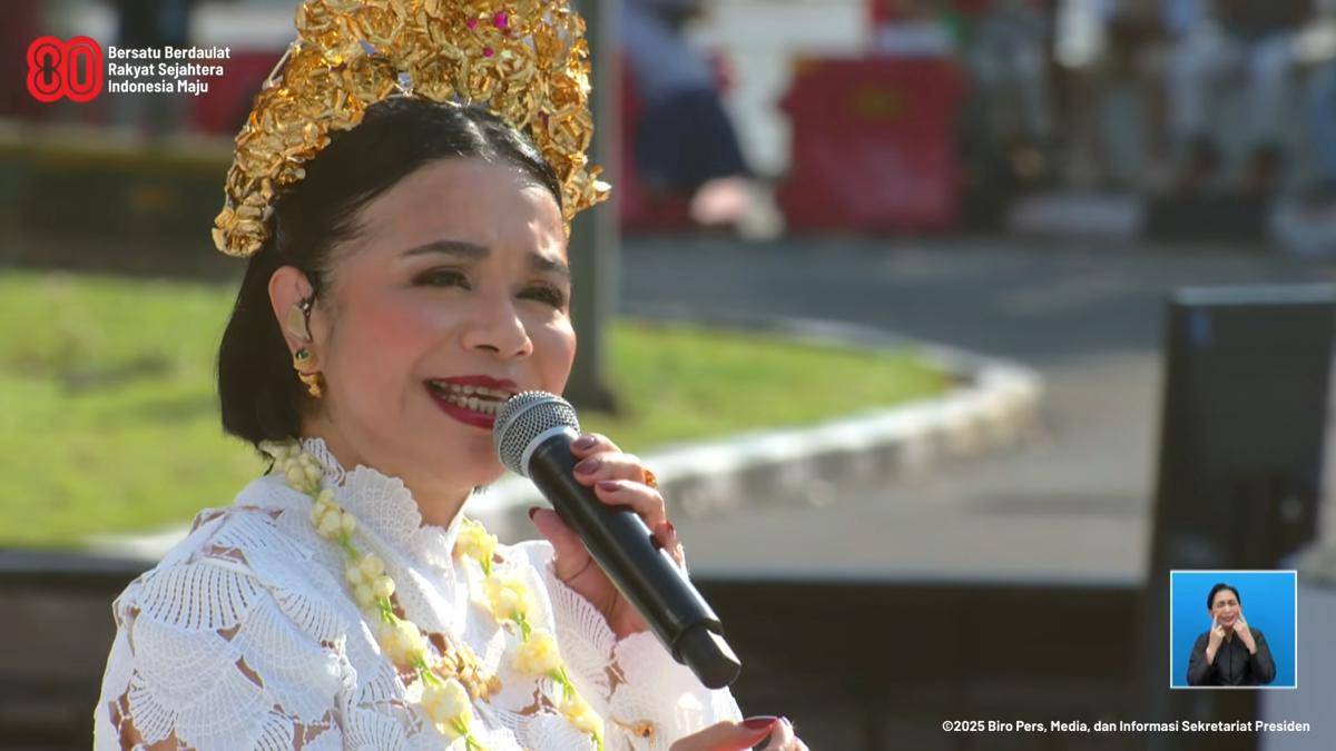 Artis Indonesia di upacara penurunan bendera negara sang merah putih pada 17 Agustus 2025 di Istana Merdeka