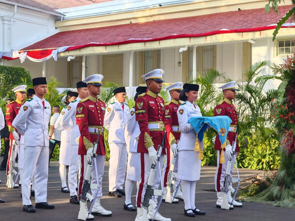 Aliah Sakira, siswi SMA Negeri 14 Makassar asal Sulawesi Selatan, yang mendapat kepercayaan sebagai pembawa baki Sang Merah Putih