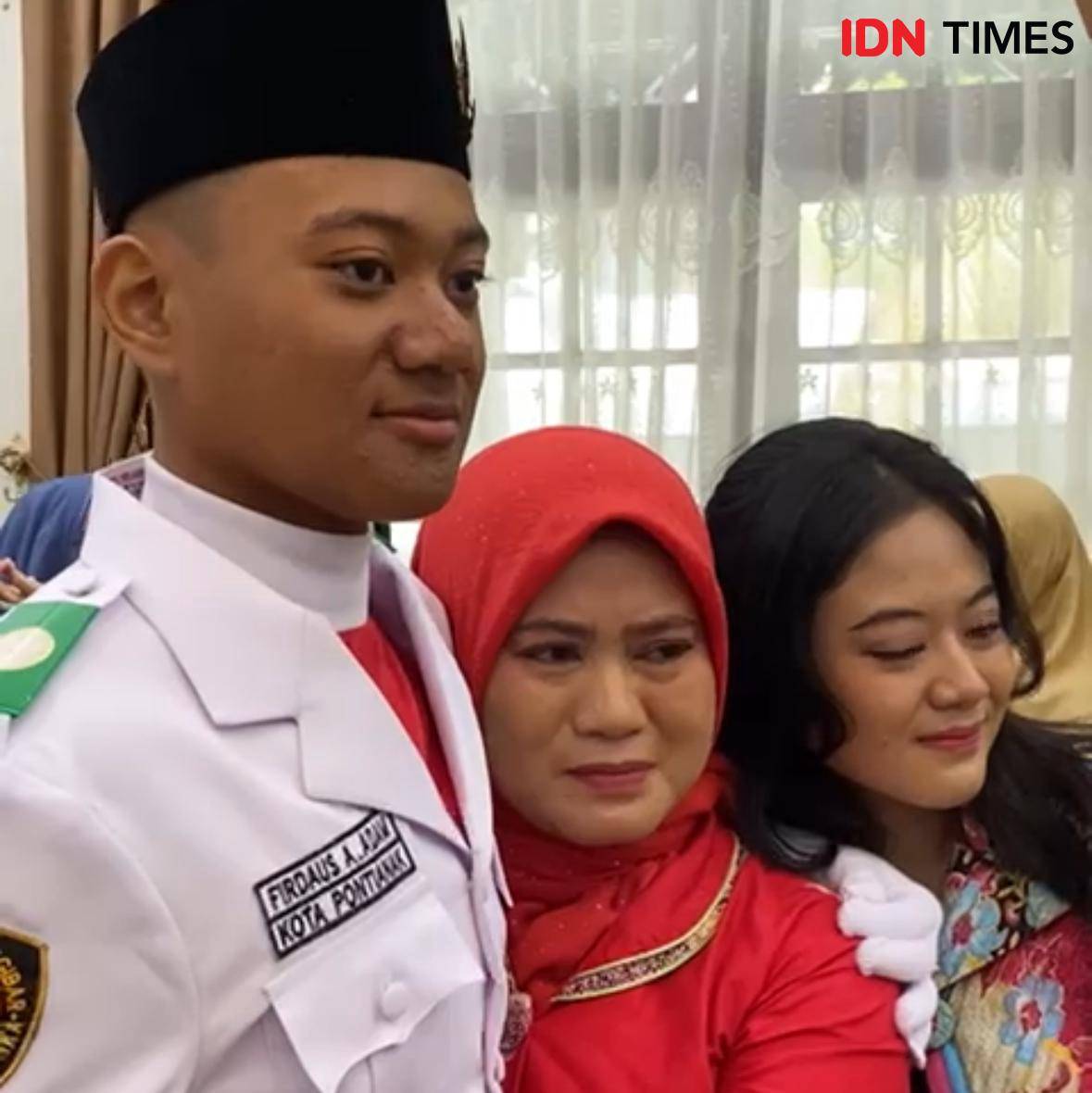 Adam bersama keluarganya.