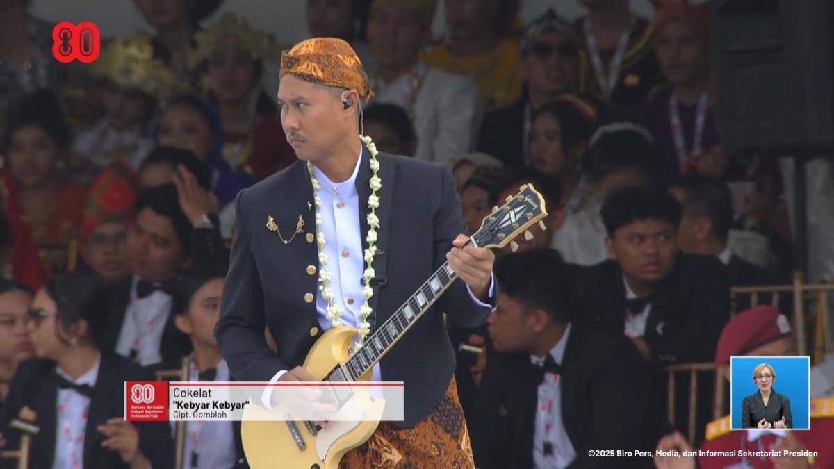 Artis Indonesia di upacara penurunan bendera negara sang merah putih pada 17 Agustus 2025 di Istana Merdeka
