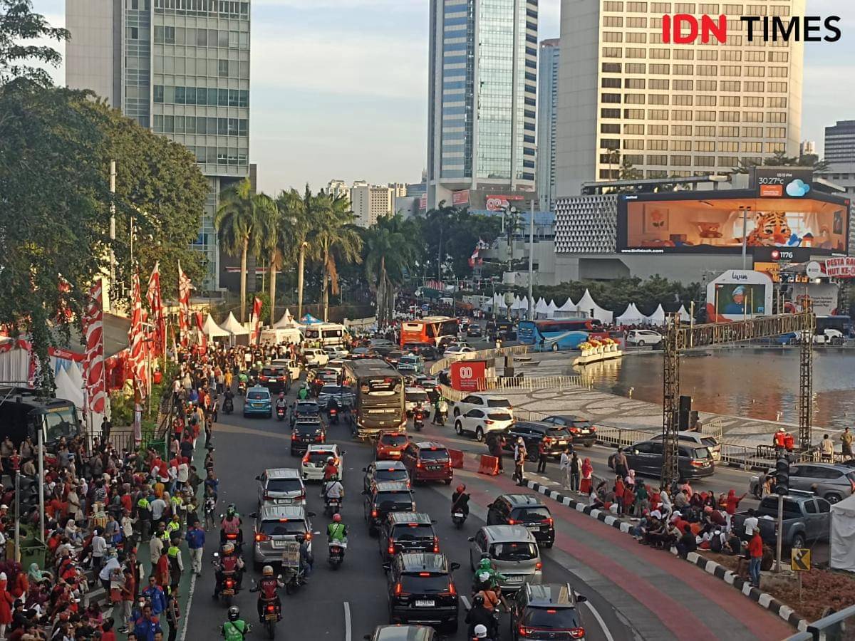 Masyarakat memadati Bundaran HI di HUT ke 80 RI, Minggu (17/8/2025 (IDN Times/Dini Suciatiningrum)