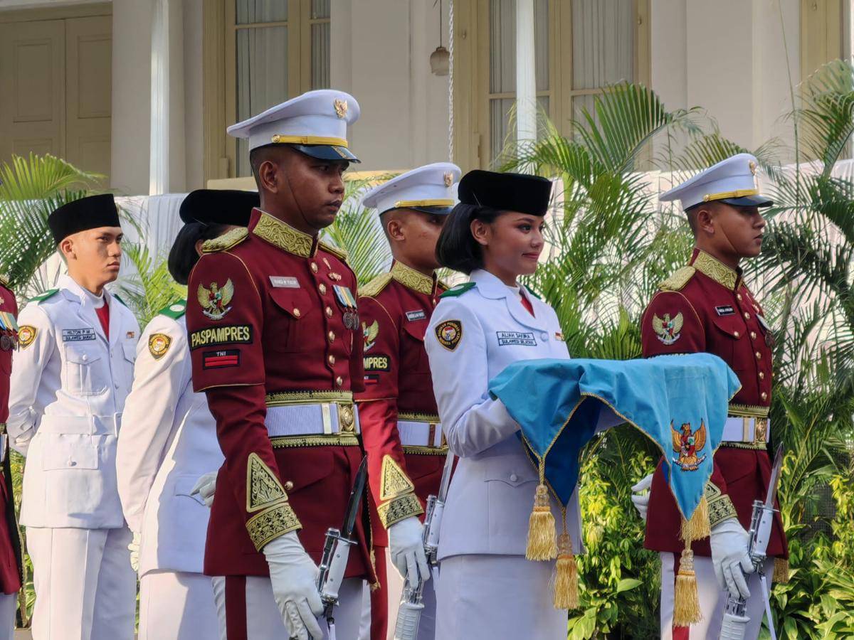 Aliah Sakira, siswi SMA Negeri 14 Makassar asal Sulawesi Selatan, yang mendapat kepercayaan sebagai pembawa baki Sang Merah Putih