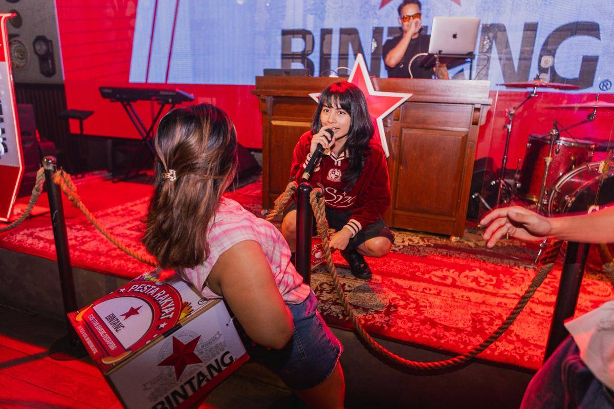 Sintya Marisca dan peserta lomba goyang bola.jpg