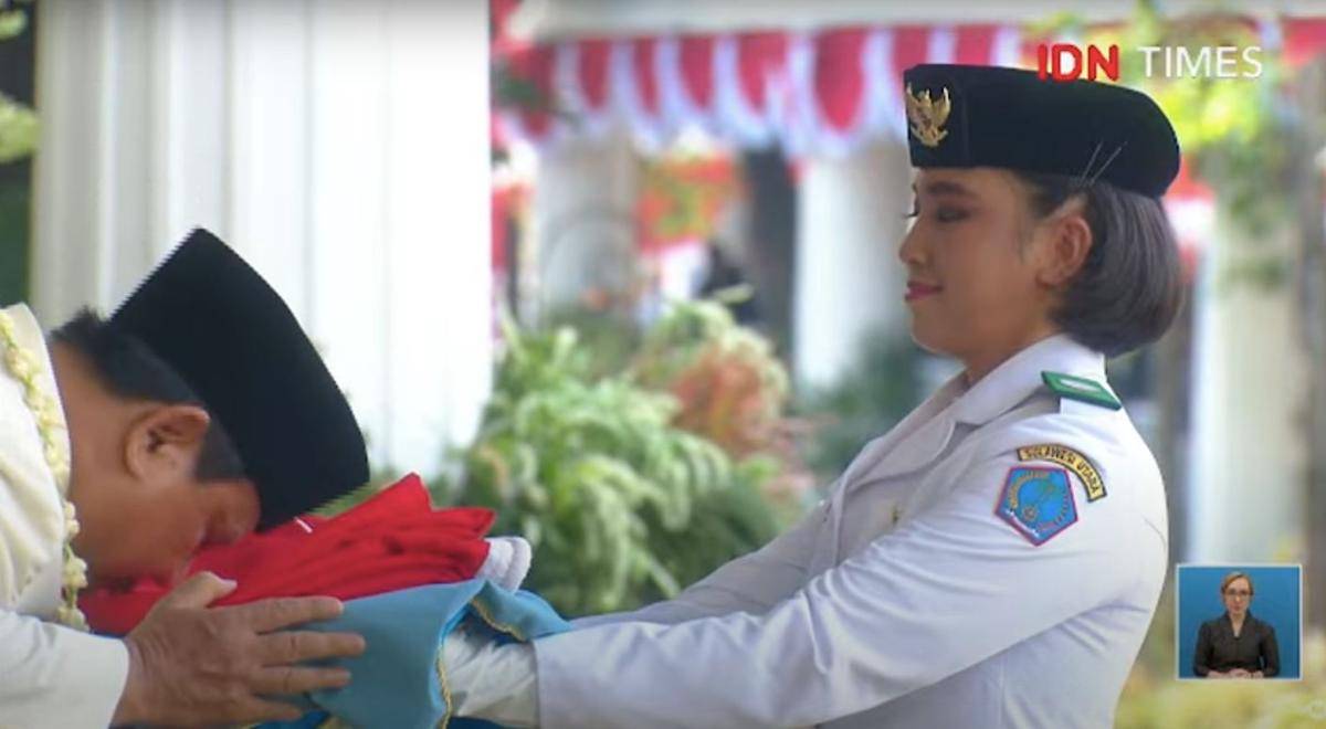 Presiden Prabowo cium Bendera Merah Putih sebelum dikibarkan