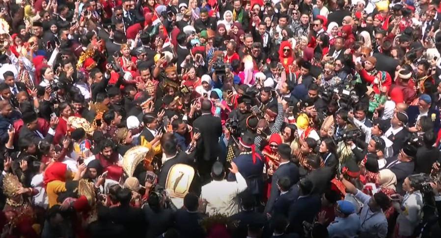 Presiden Prabowo Subianto bergoyang saat lagu Tabola Bale
