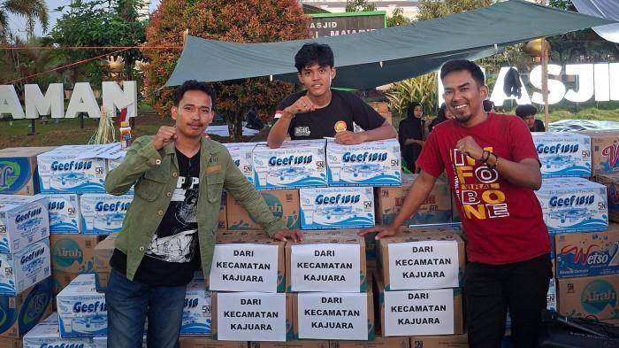 Sejumlah orang warga berfoto di antara tumpukan kardus donasi untuk aksi unjuk rasa warga Bone menolak kenaikan PBB, Sabtu (16/8/2025)