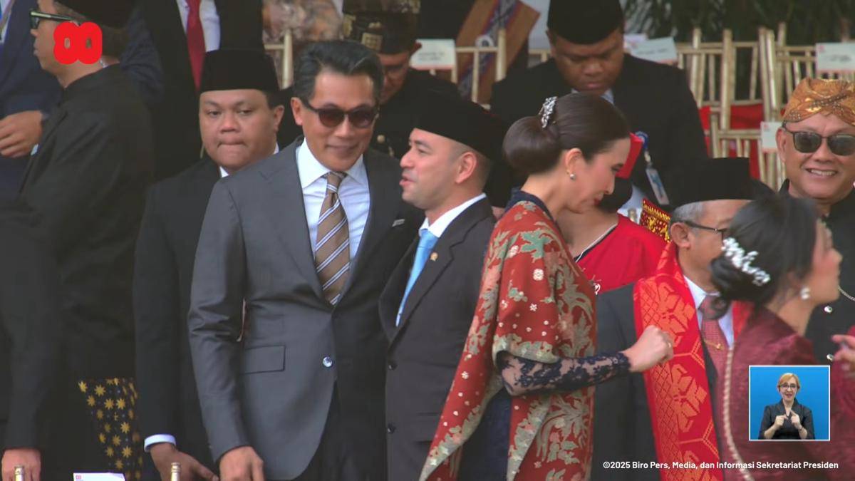Artis Indonesia di upacara penurunan bendera negara sang merah putih pada 17 Agustus 2025 di Istana Merdeka