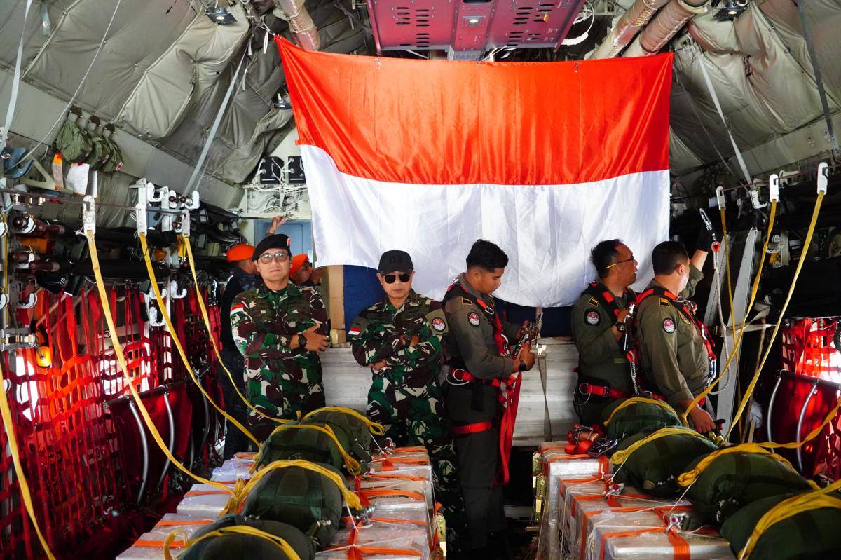 Satgas Merah Putih II ketika mendistribusikan bantuan kemanusiaan lewat mekanisme airdrop bagi warga Gaza, Palestina pada 17 Agustus 2025. (Dokumentasi Puspen TNI)
