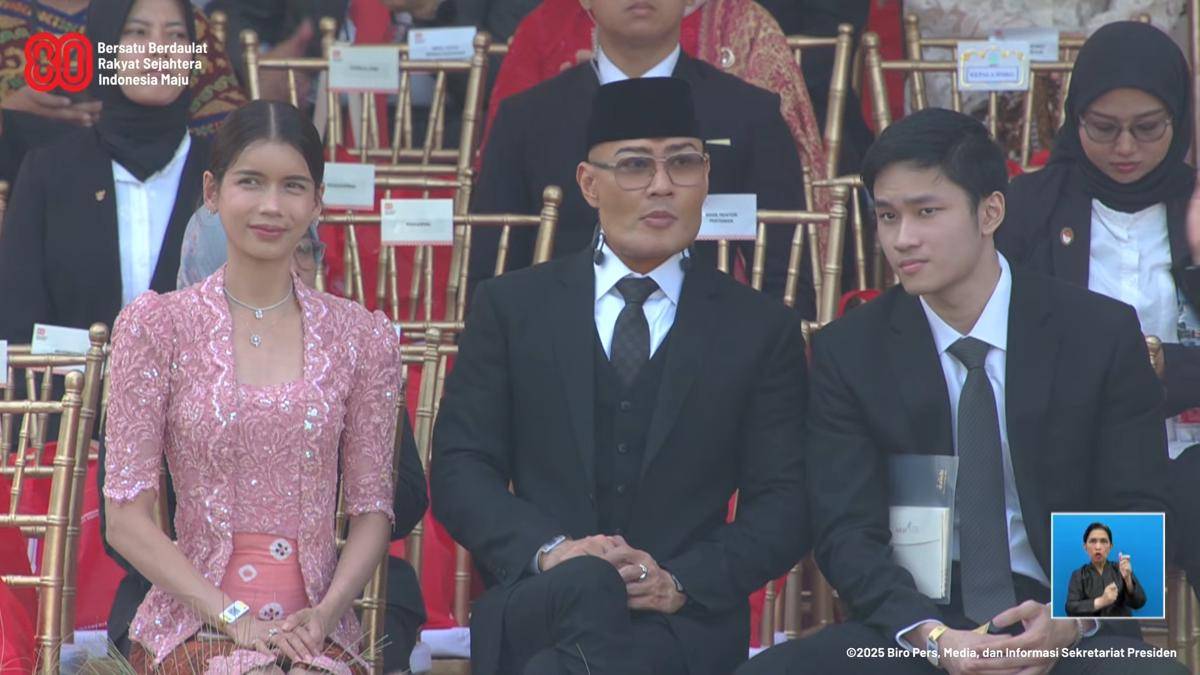 Artis Indonesia di upacara penurunan bendera negara sang merah putih pada 17 Agustus 2025 di Istana Merdeka