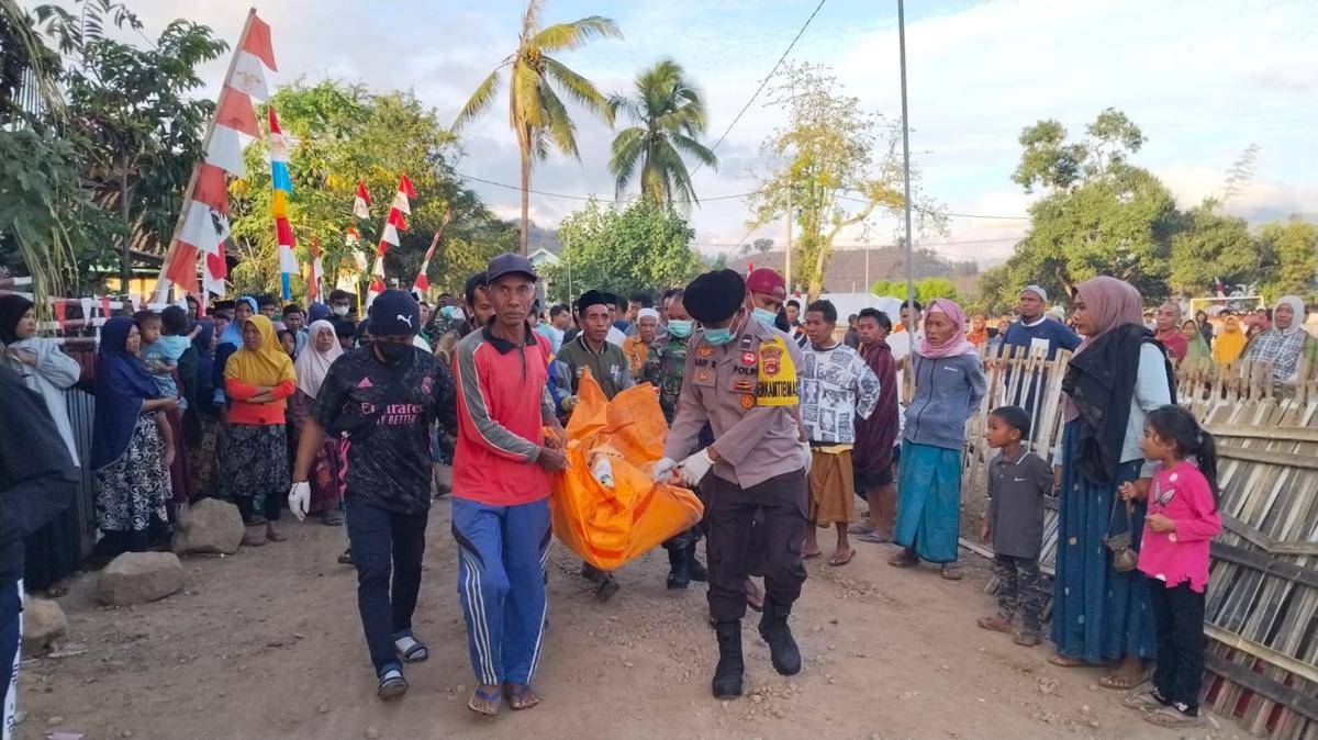 Foto jasad korban saat dievakuasi petugas dan warga 