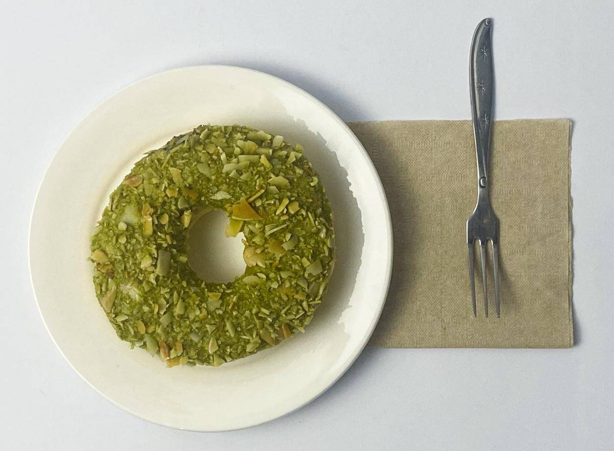 Ilustrasi Donat Pistachio Glaze (vecteezy.com/Eliza Enggal)