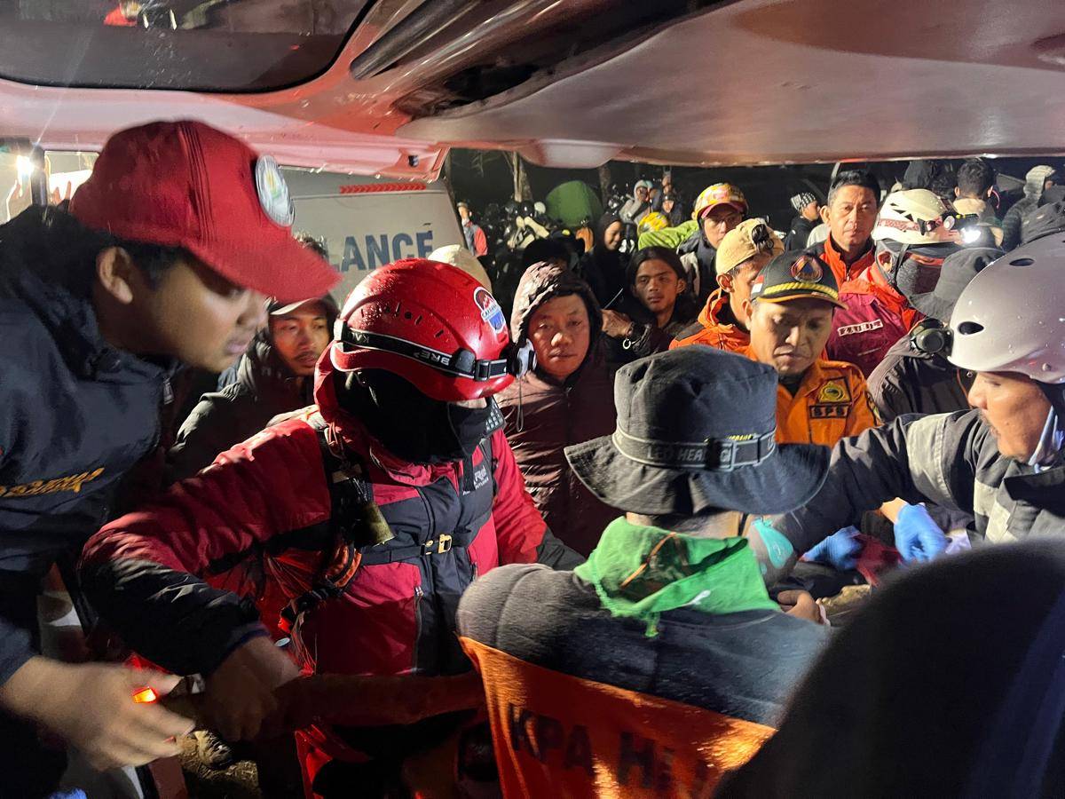 Tim SAR mengevakuasi jenazah korban meninggal dunia di Gunung Bawakaraeng Gowa, Minggu (17/8/2025)