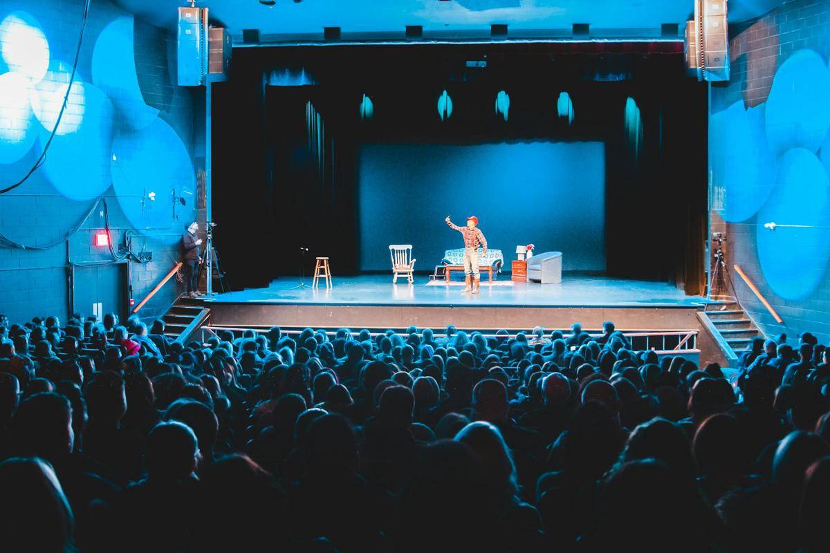 ilustrasi pertunjukan teater (unsplash.com/Erik Mclean)