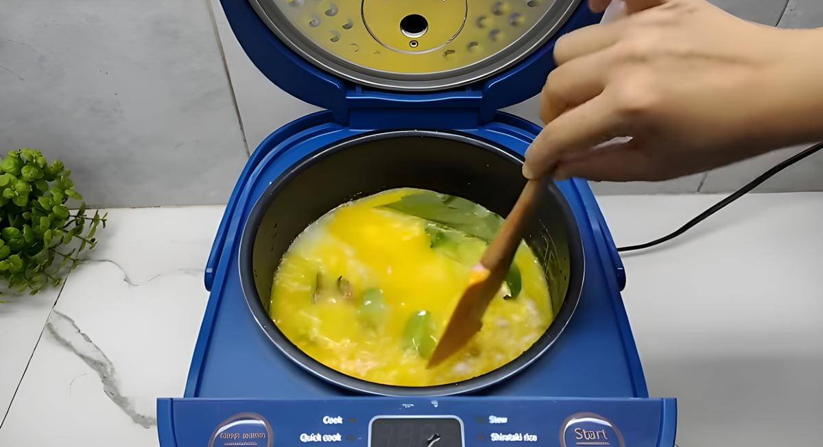 Membuat nasi kuning rice cooker (YouTube.com/CR COOK)