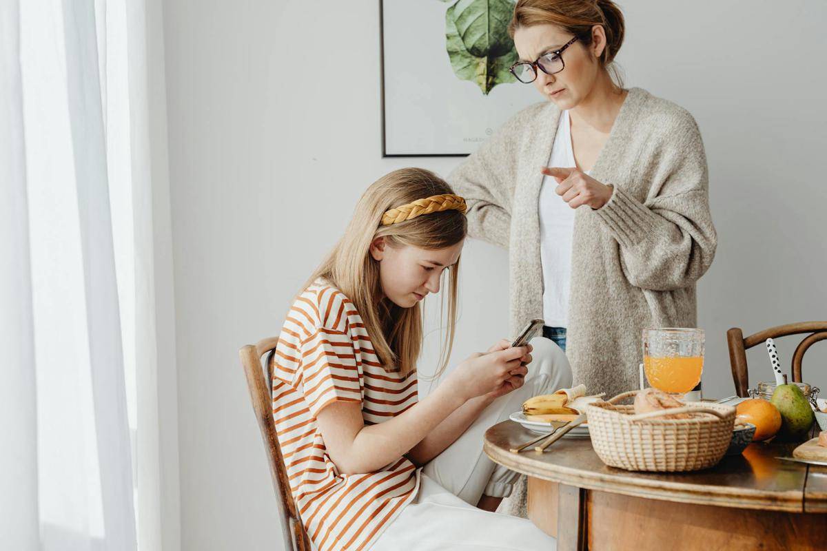 ilustrasi orangtua menasehati anak (pexels.com/Photo By: Kaboompics.com)