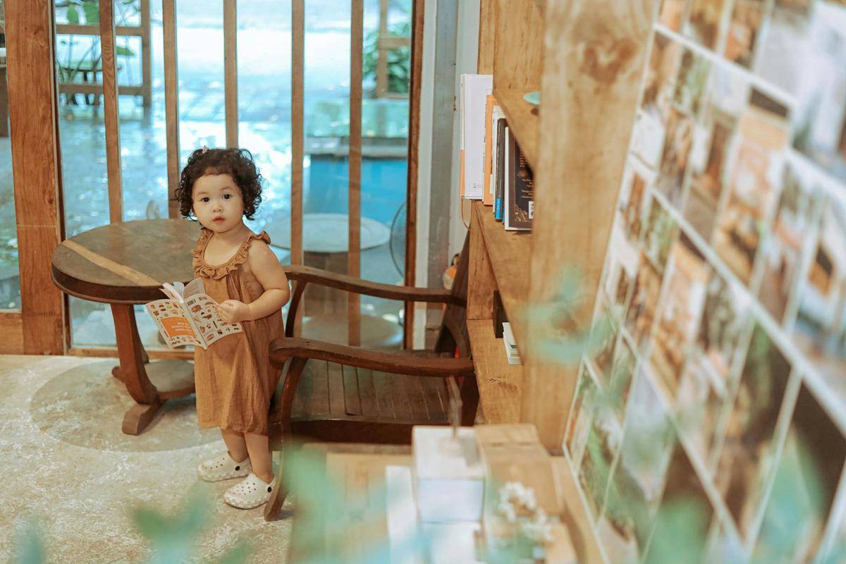 ilustrasi anak memegang buku (pexels.com/Mochi Mochi)