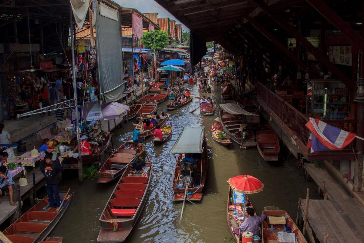 potret Damnoen Saduak Floating Market (vecteezy.com/narong pobout)
