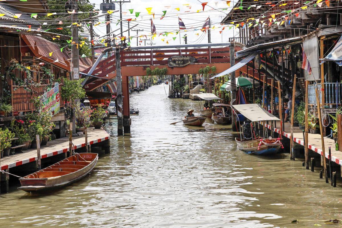 potret Damnoen Saduak Floating Market (vecteezy.com/Mohd Oqba Bin Abdul Malek)