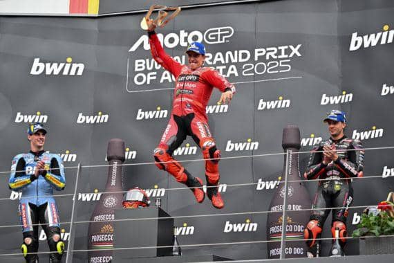 Pemilik podium grand prix MotoGP Austria (dari kiri) Fermin Aldeguer, Marc Marquez, dan Marco Bezzecchi. Foto: Jure Makovec/AFP