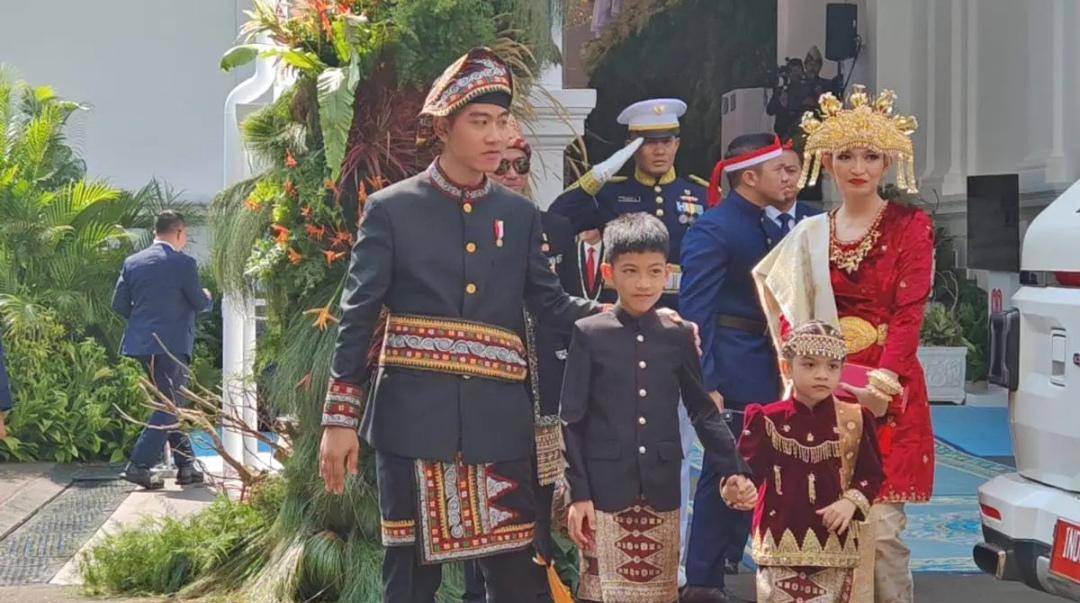 Wakil Presiden RI, Gibran Rakabuming Raka tampak mengenakan baju adat Kerawang Gayo dari Provinsi Aceh saat menghadiri HUT ke-80 RI di Istana Merdeka.