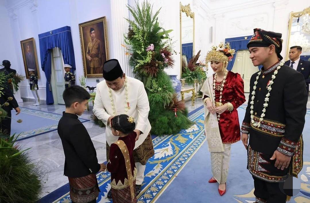 Wakil Presiden Gibran Rakabuming Raka beserta istri dan anaknya saat menemui Presiden Prabowo.