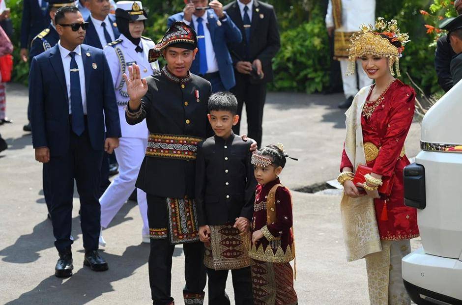 Wakil Presiden Gibran Rakabuming Raka (kedua kiri) didampingi istri Selvi Ananda (kanan), anaknya Jan Ethes (ketiga kiri) dan La Lembah Manah (kedua kanan) dengan mengenakan pakaian adat Gayo tiba saat menghadiri Upacara Peringatan Detik-Detik Proklamasi Kemerdekaan ke-80 Republik Indonesia di Istana Merdeka, Jakarta, Minggu (17/8/2025).