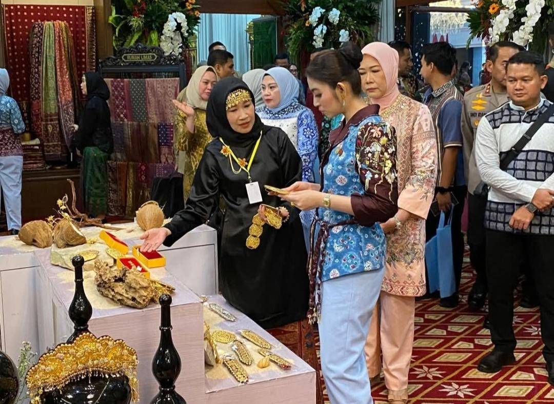 Monalisa, pengrajin perhiasan asal Kecamatan Tanjung Batu Kabupaten Ogan Ilir tampak berbincang dengan Istri Wapres RI, Selvi Ananda, saat berkunjung ke Kota Palembang.
