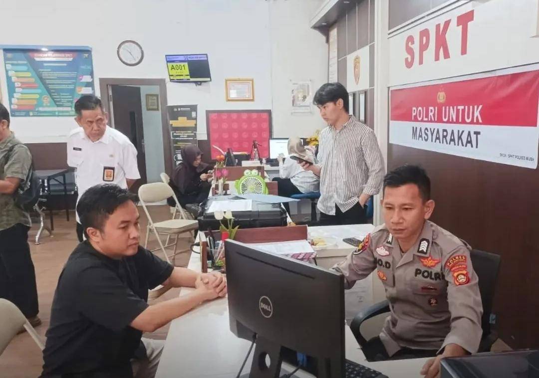 Dokter Syahpri ditemani rekannya saat membuat laporan ke Polres Muba. (Dok. Istimewa)