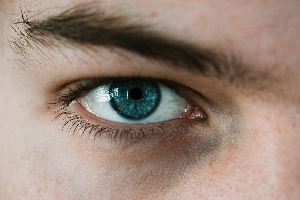 ilustrasi mata pria (unsplash.com/Matthias Oberholzer)