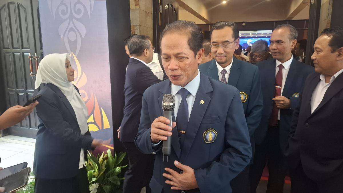 Menteri Lingkungan Hidup, Hanif Faisol Nurofiq saat meninjau Arboretum Sumber Brantas, Kota Batu. (IDN Times/Rizal Adhi Pratama)