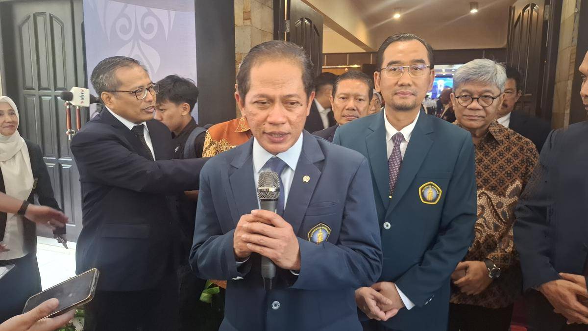Menteri Lingkungan Hidup, Hanif Faisol Nurofiq saat meninjau Arboretum Sumber Brantas, Kota Batu. (IDN Times/Rizal Adhi Pratama)