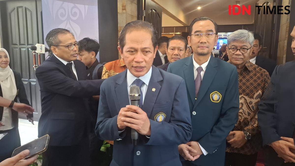 Menteri Lingkungan Hidup, Hanif Faisol Nurofiq saat meninjau Arboretum Sumber Brantas, Kota Batu. (IDN Times/Rizal Adhi Pratama)