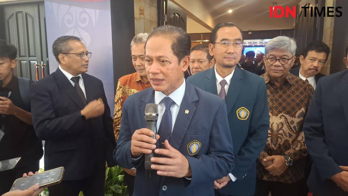 Menteri Lingkungan Hidup, Hanif Faisol Nurofiq saat meninjau Arboretum Sumber Brantas, Kota Batu. (IDN Times/Rizal Adhi Pratama)