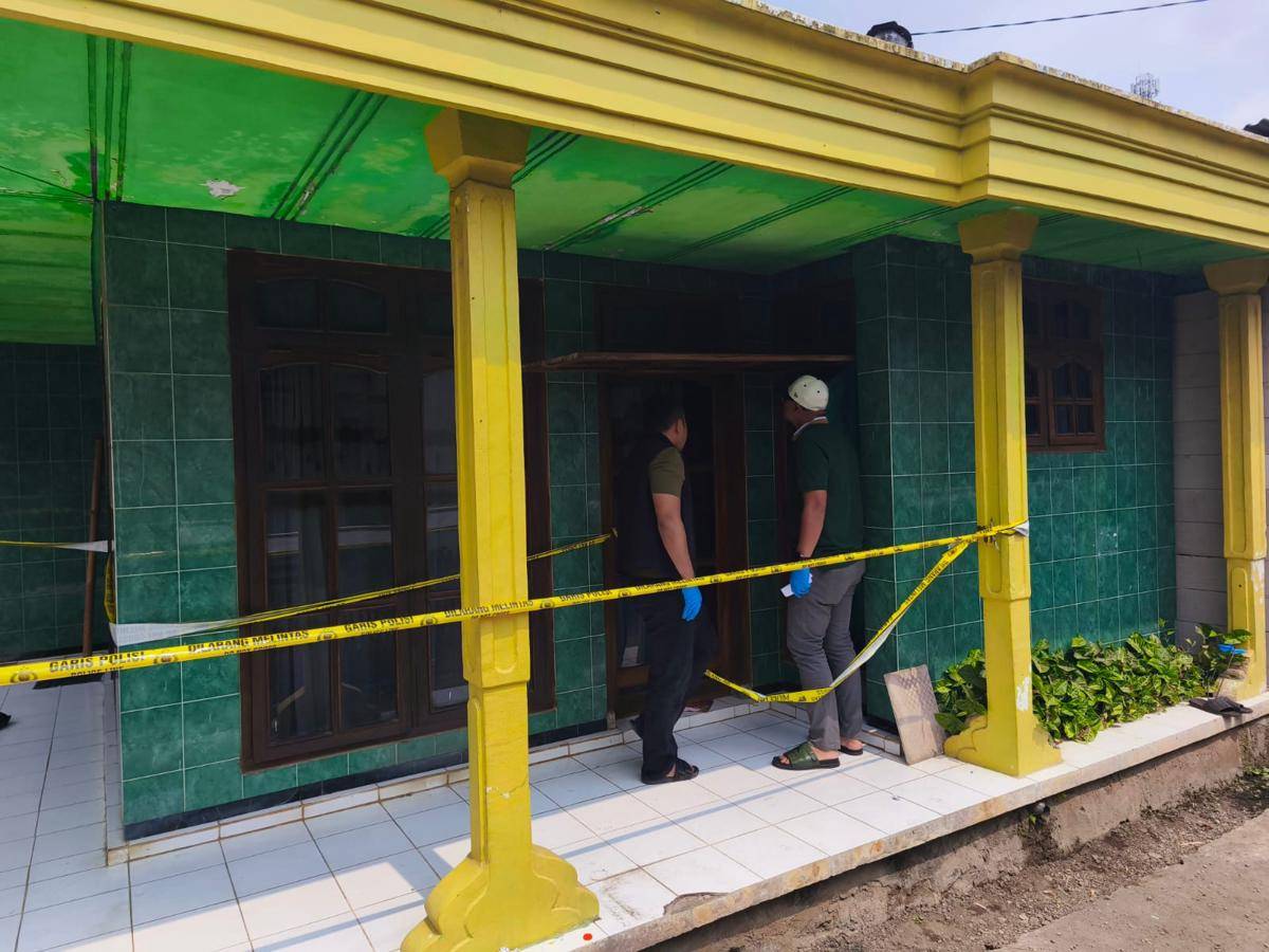 Olah TKP kasus dugaan pembunuhan dan perampokan di Desa Pujon Kidul, Kabupaten Malang. (Dok. Humas Polres Batu)