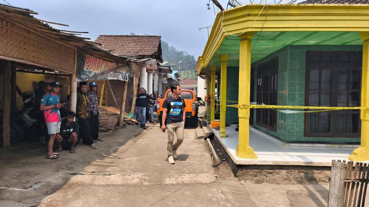 Olah TKP kasus dugaan pembunuhan dan perampokan di Desa Pujon Kidul, Kabupaten Malang. (Dok. Humas Polres Batu)