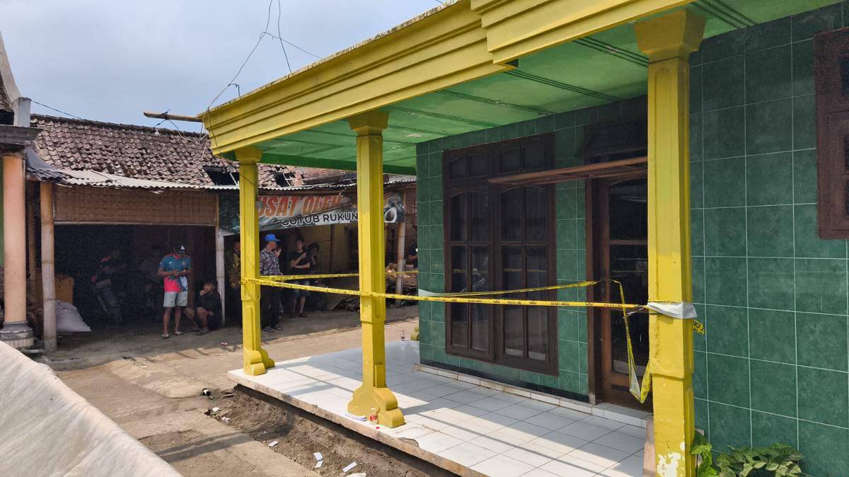 Olah TKP kasus dugaan pembunuhan dan perampokan di Desa Pujon Kidul, Kabupaten Malang. (Dok. Humas Polres Batu)